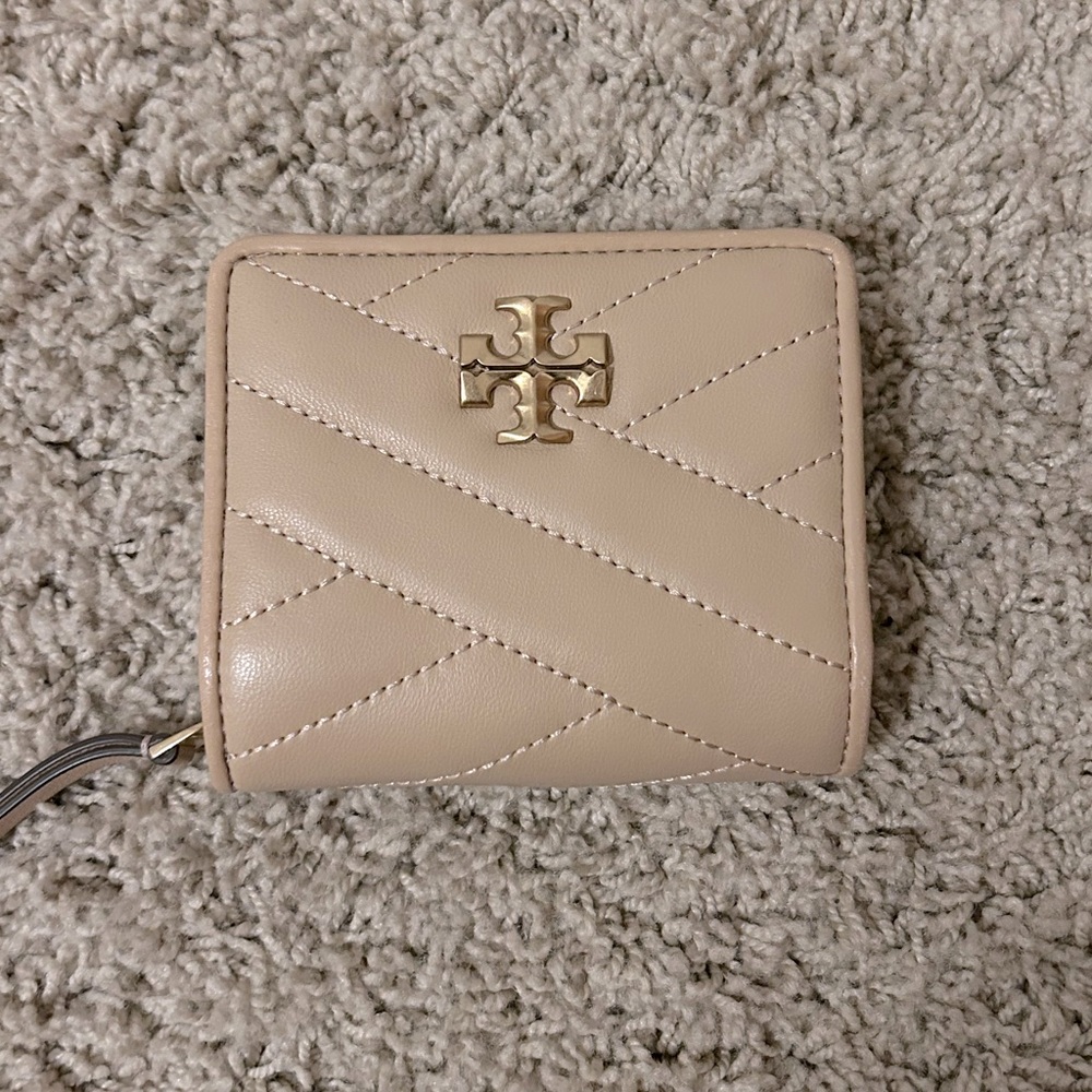 TORY BURCH KIRA CHEVRON BI-FOLD WALLET - Pale Pink